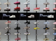 耐克困境仍在，转型计划或现成效