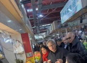 黄仁勋2026首度来华：逛上海菜市场还发红包 晚上参加年会