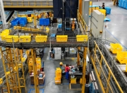 亚马逊销售额超越沃尔玛，登顶全球第一