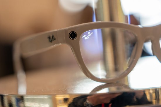 苹果加快研发人工智能眼镜、吊坠及带摄像头的AirPods耳机 第2张